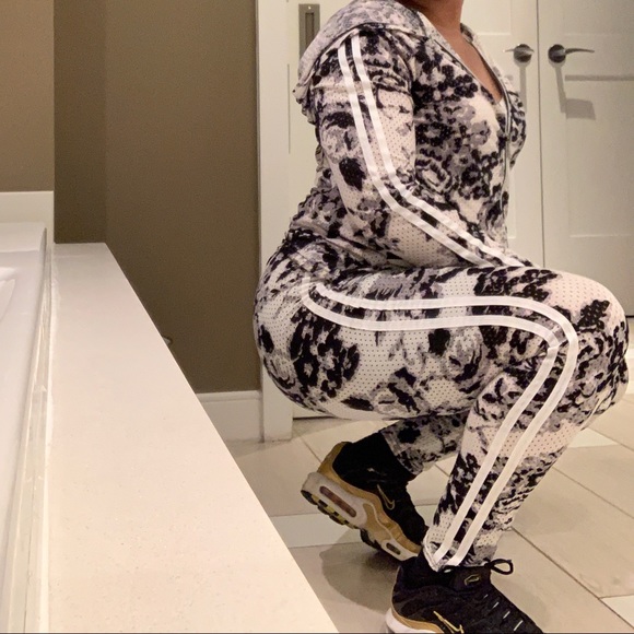 Tracksuit - Picture 6 of 7